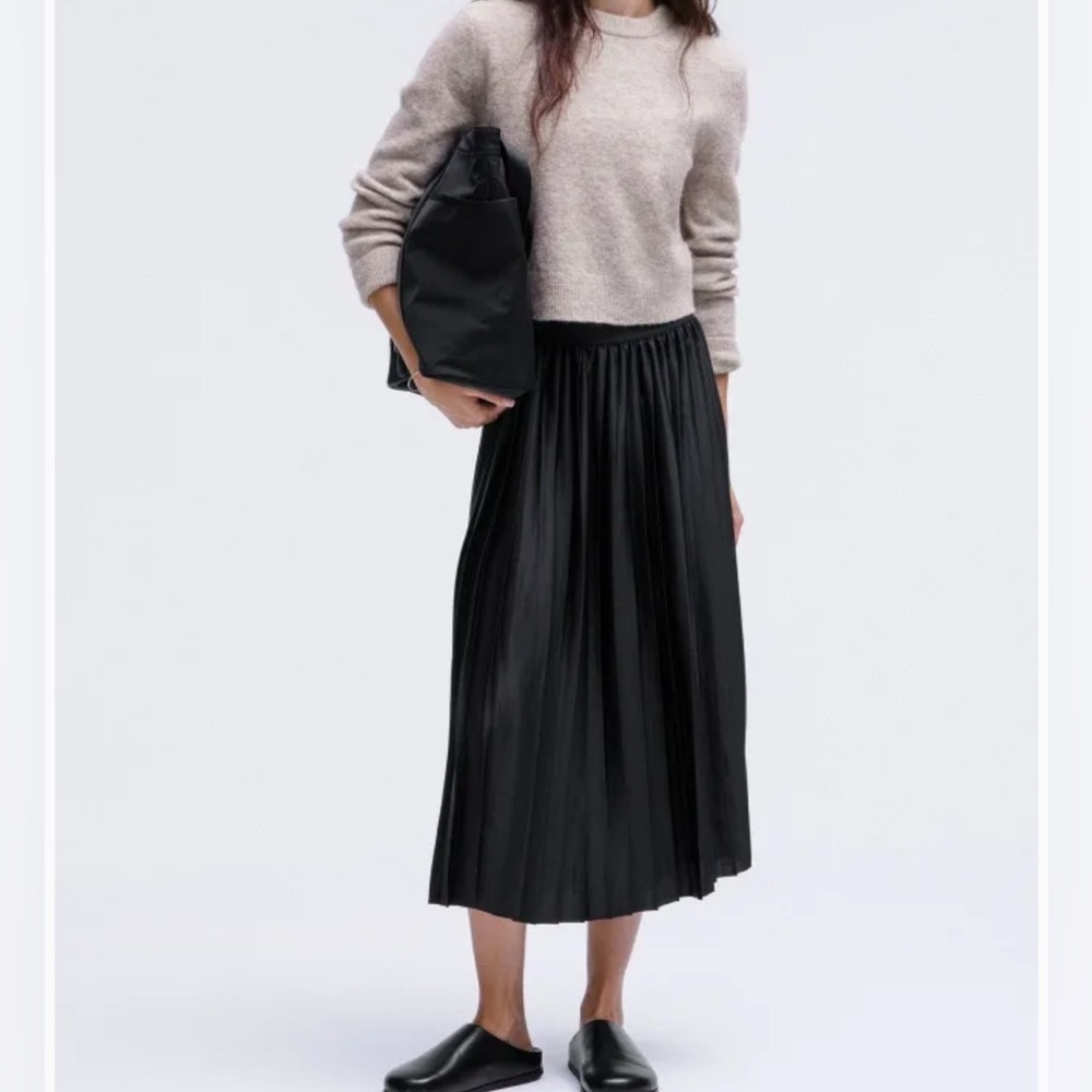 Lululemon Satin Pleated Midi Skirt Size Medium, New Without Tags, NWOT, Black